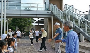 ひろめ隊のみなさんがこども達にはまちゃん体操を教えている様子です