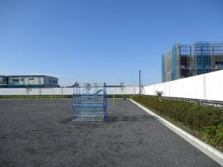 Estaciona balance de gimnasio de selva, barra horizontal delante de Kurata Horiuchi superior