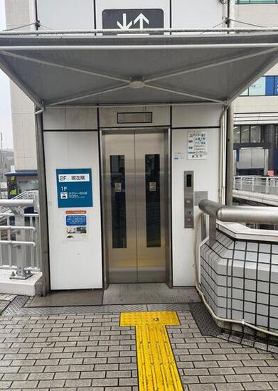 広場中央寄りのエレベーター