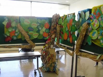 みんなの作品を一本の木に柱立てた“みんなの木”の画像