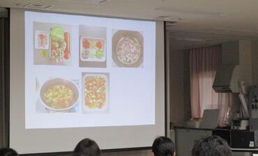 研修会のスライドが映っている様子