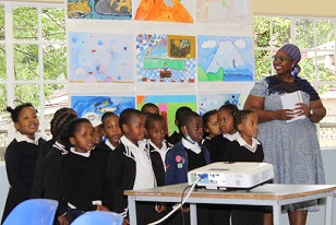 Un studen escolares elementales. la exhibición pintor en miradas de Botswana sostenidas