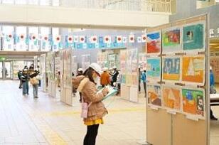 Un studen escolares elementales. la exhibición pintor en miradas de Japón sostenidas
