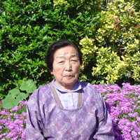 吉野ハマさん花の前で