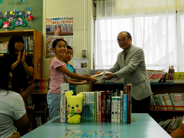 勝田小学校贈呈式の写真
